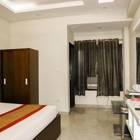 Hotel Centra Inn New Delhi Bagian luar foto