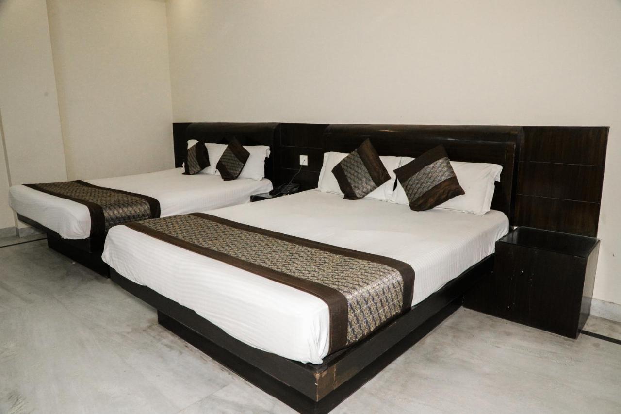Hotel Centra Inn New Delhi Bagian luar foto