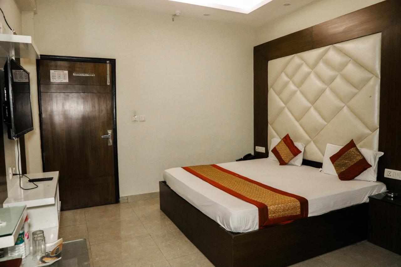 Hotel Centra Inn New Delhi Bagian luar foto
