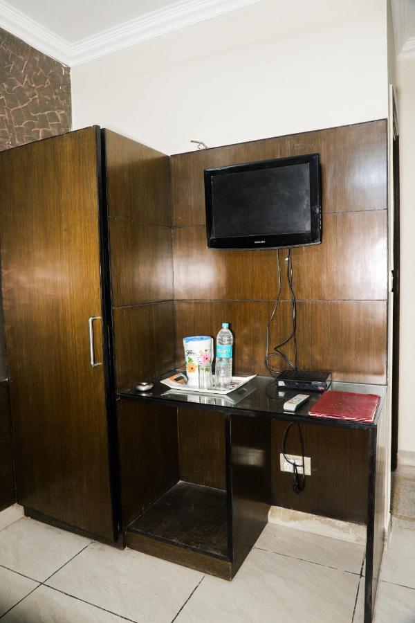 Hotel Centra Inn New Delhi Bagian luar foto